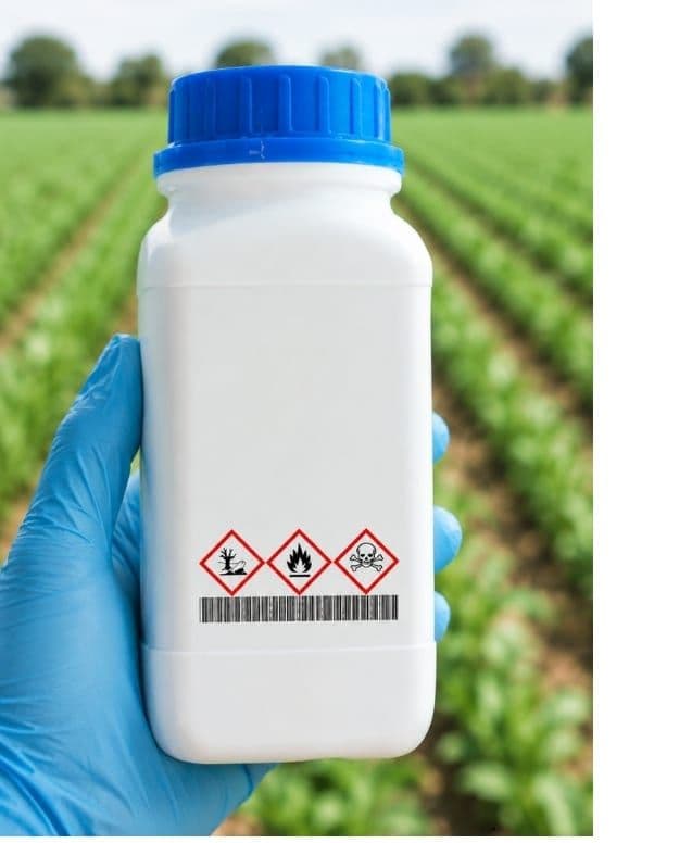Tangan bersarung memegang botol produk pertanian berlabel